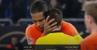 Ван Дайк обясни защо е прегърнал съдията